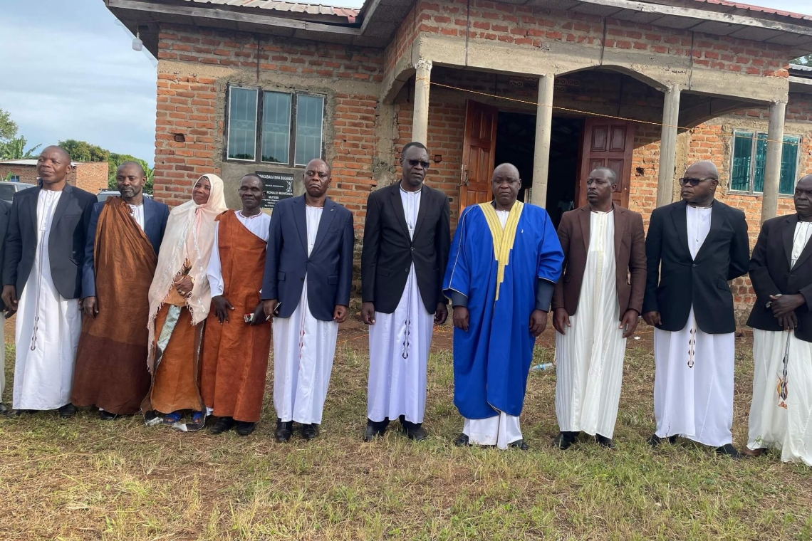 Omutaka Augustine Kizito Mutumba, Minister Owek. Dr. Anthony Wamala, and Ng’aali clan leaders in a group photo